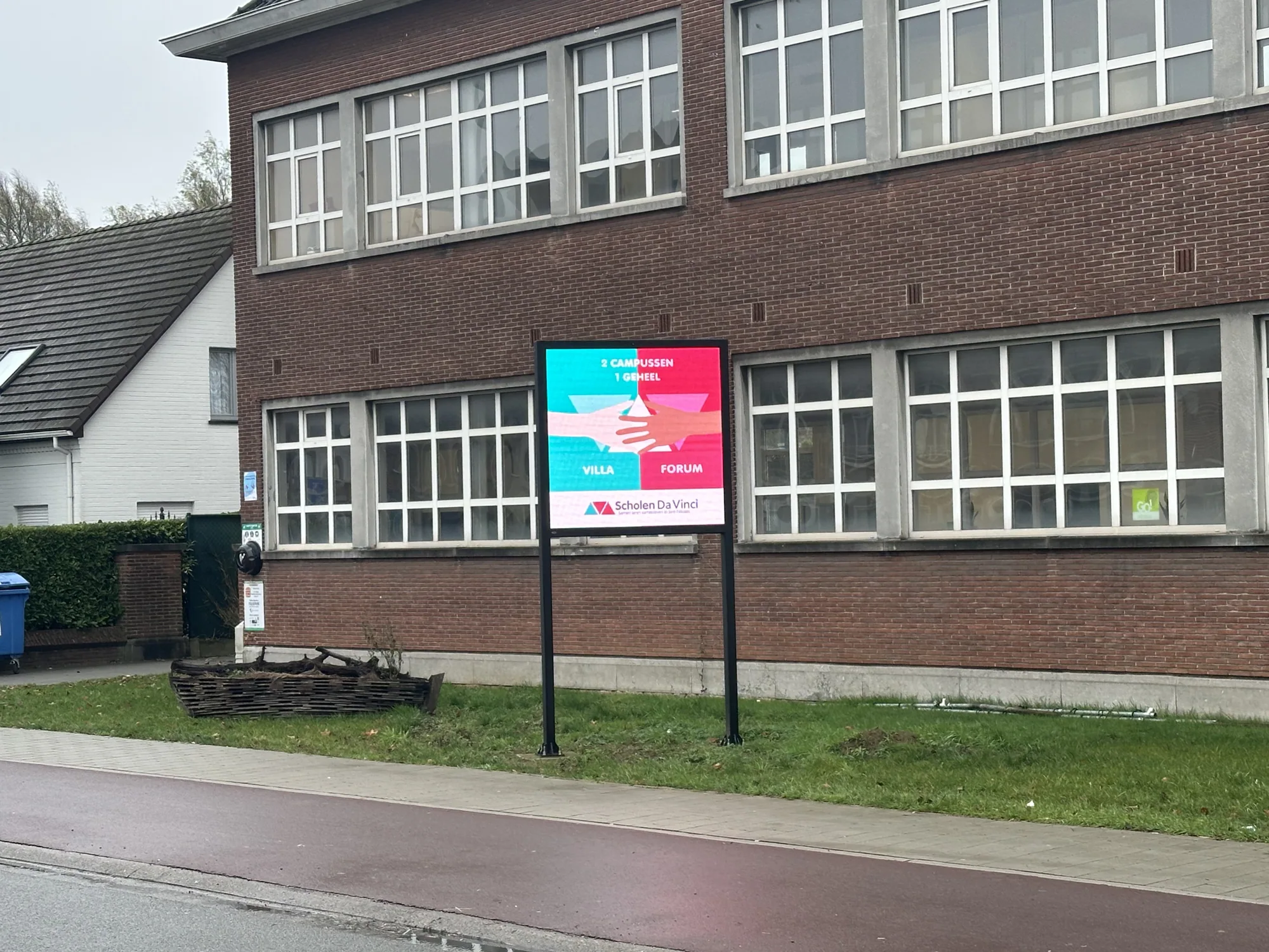 Digitaal scherm aan de schoolgevel van Forum Da Vinci