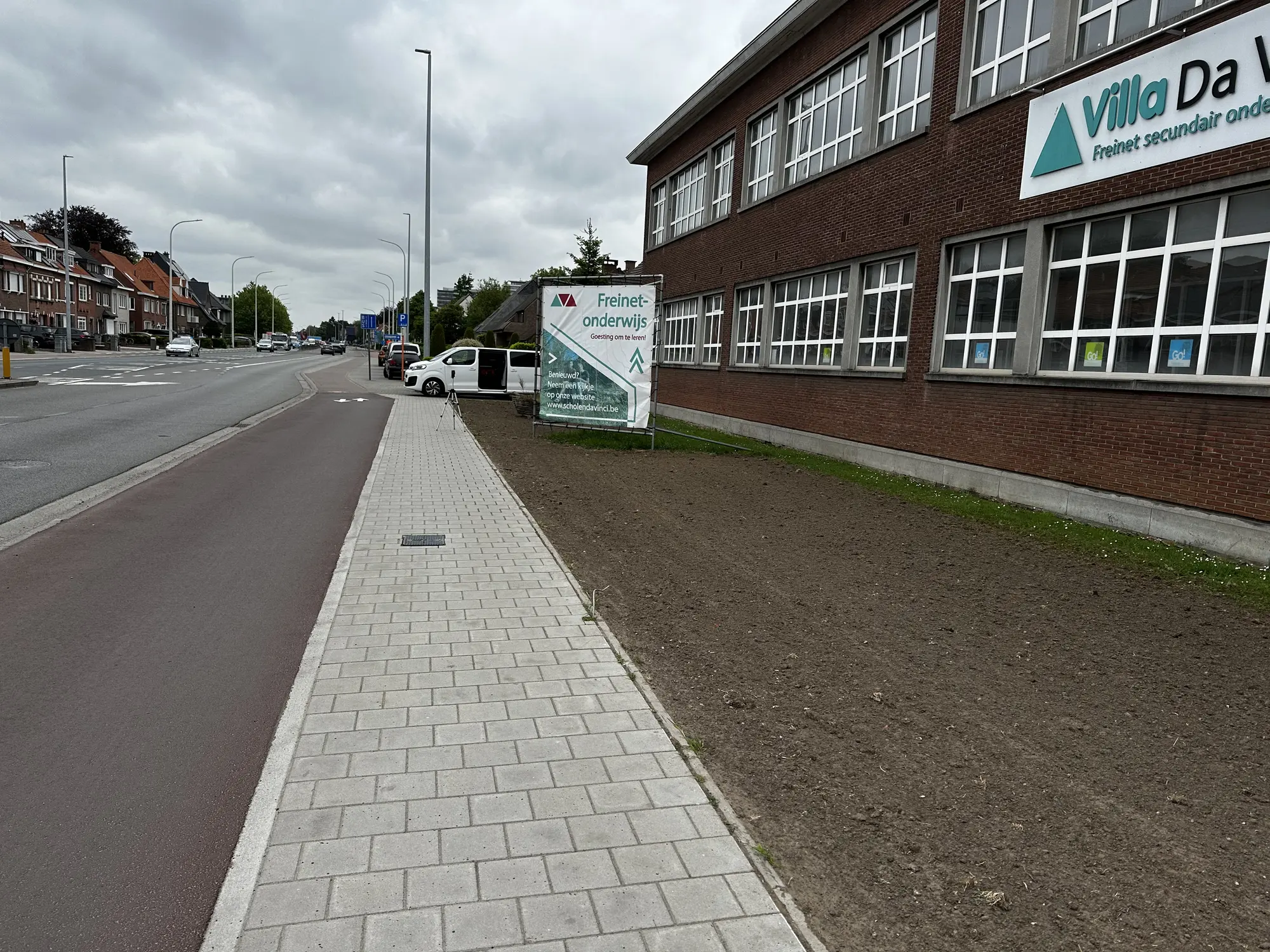 Schoolgevel van Da Vinci met de vroegere spandoeken