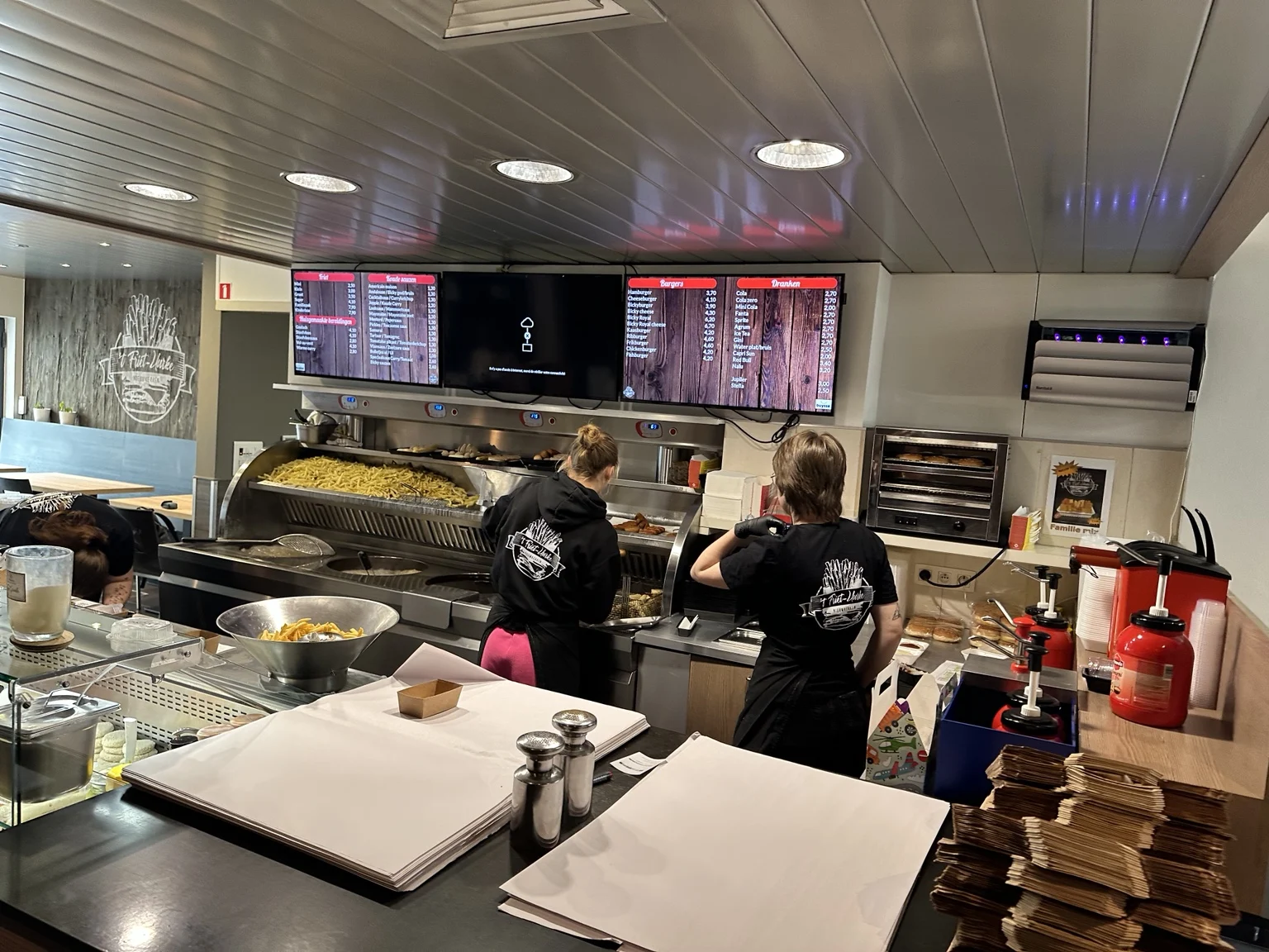 Oude opstelling met drie menuschermen en het middelste scherm buiten gebruik