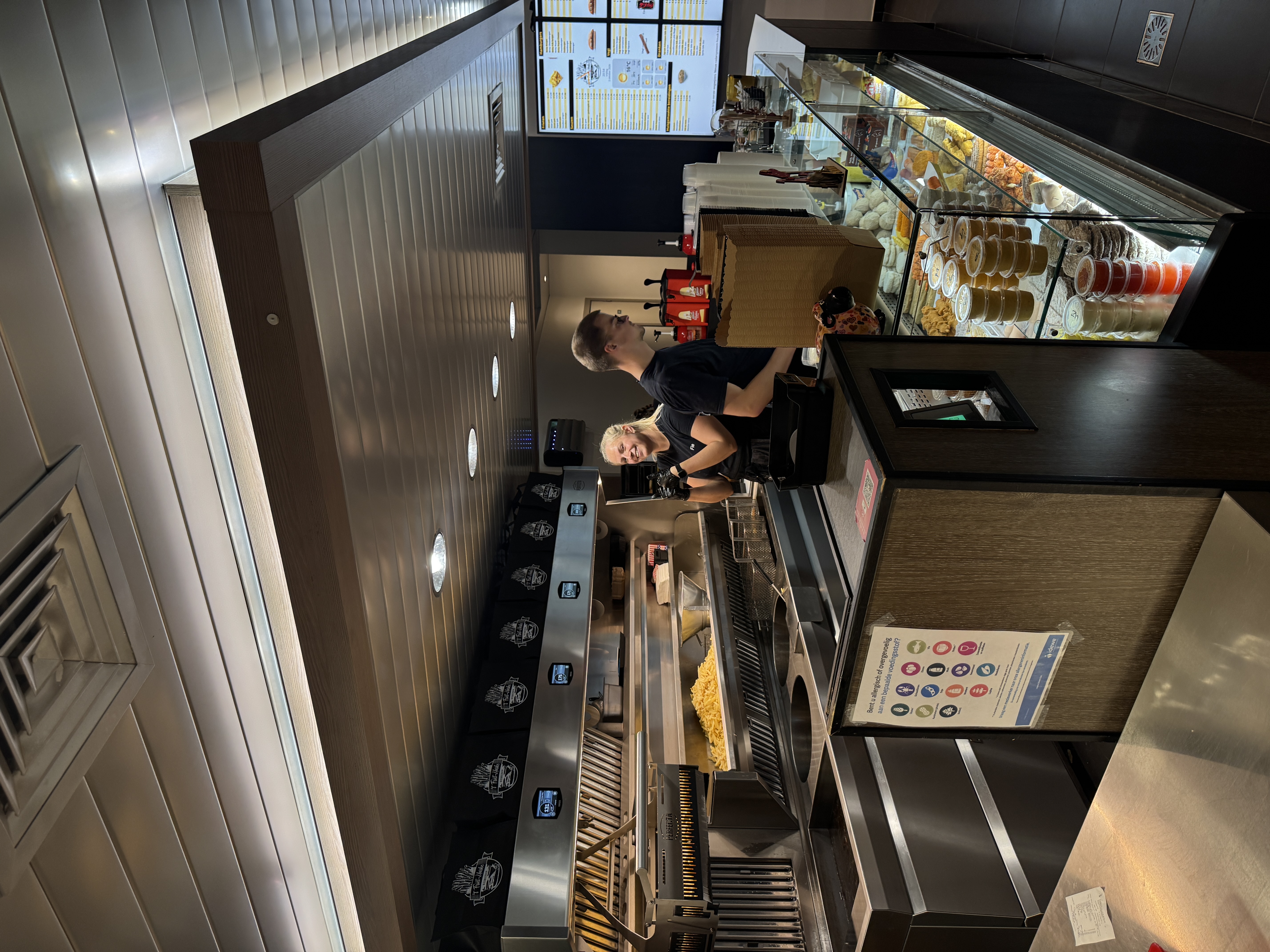 Volledig interieur van ’t Friet-Uurke met de nieuwe digitale menuborden