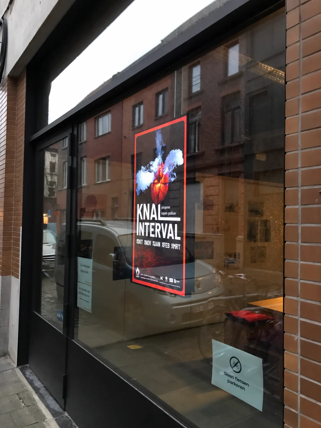 Bewerkte visualisatie van het etalagescherm bij LARF met het KNAL INTERVAL-affiche