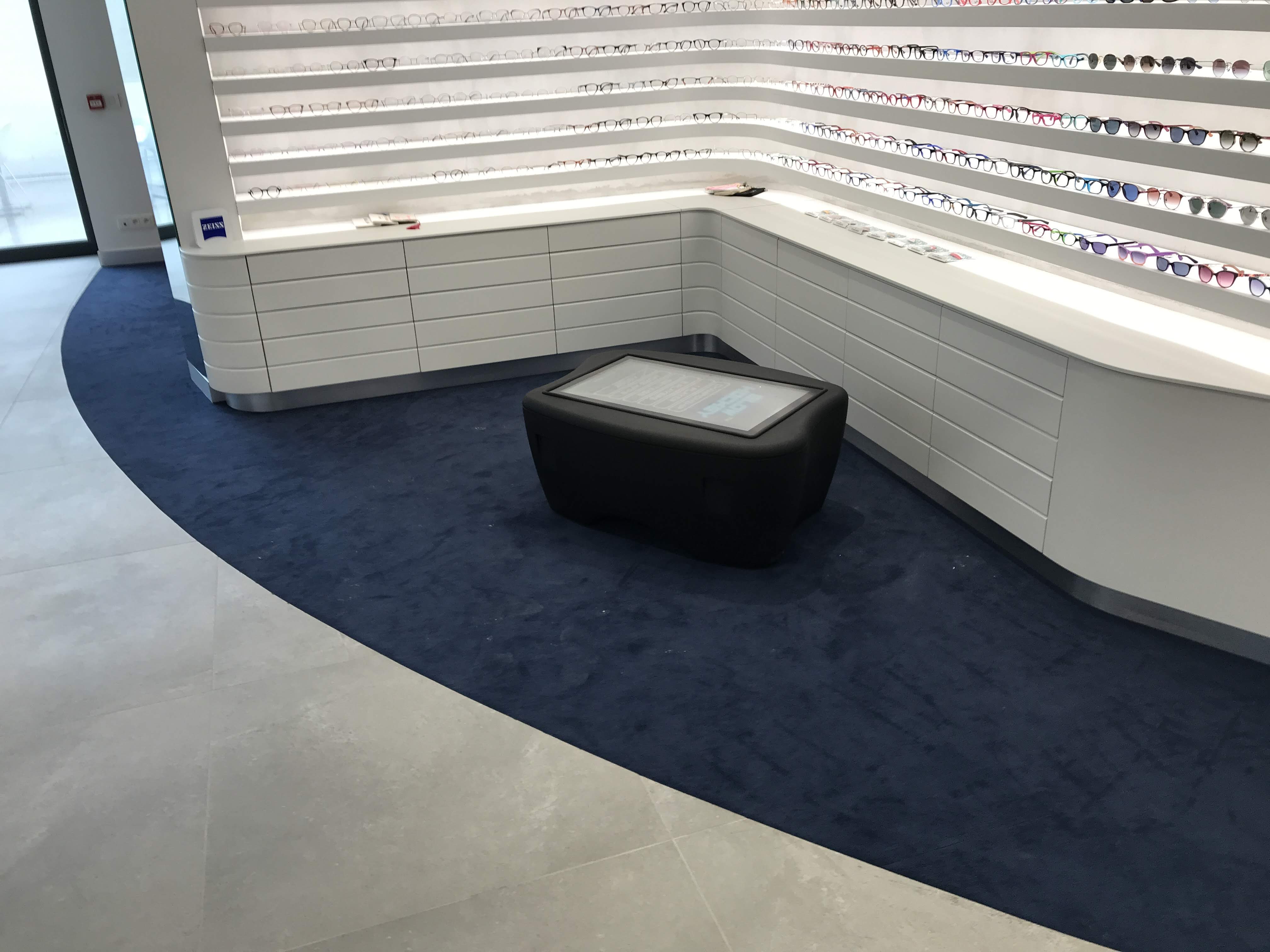 Zwarte Manico kinderspeeltafel bij de brillenwand van ZEISS Vision Center Asse