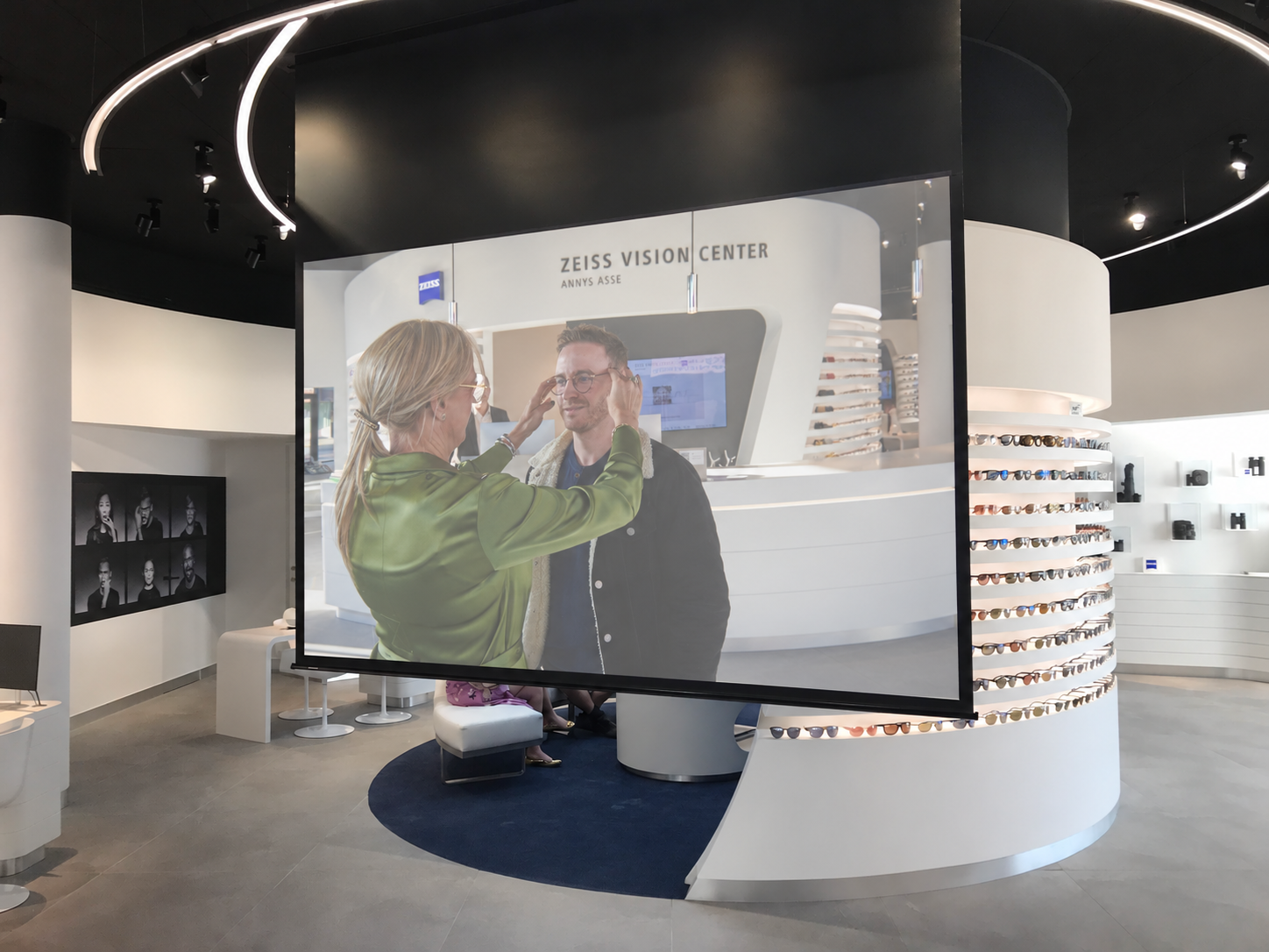 Bewerkte visualisatie van een oprolbaar projectiescherm met een foto van een brilaanpassing