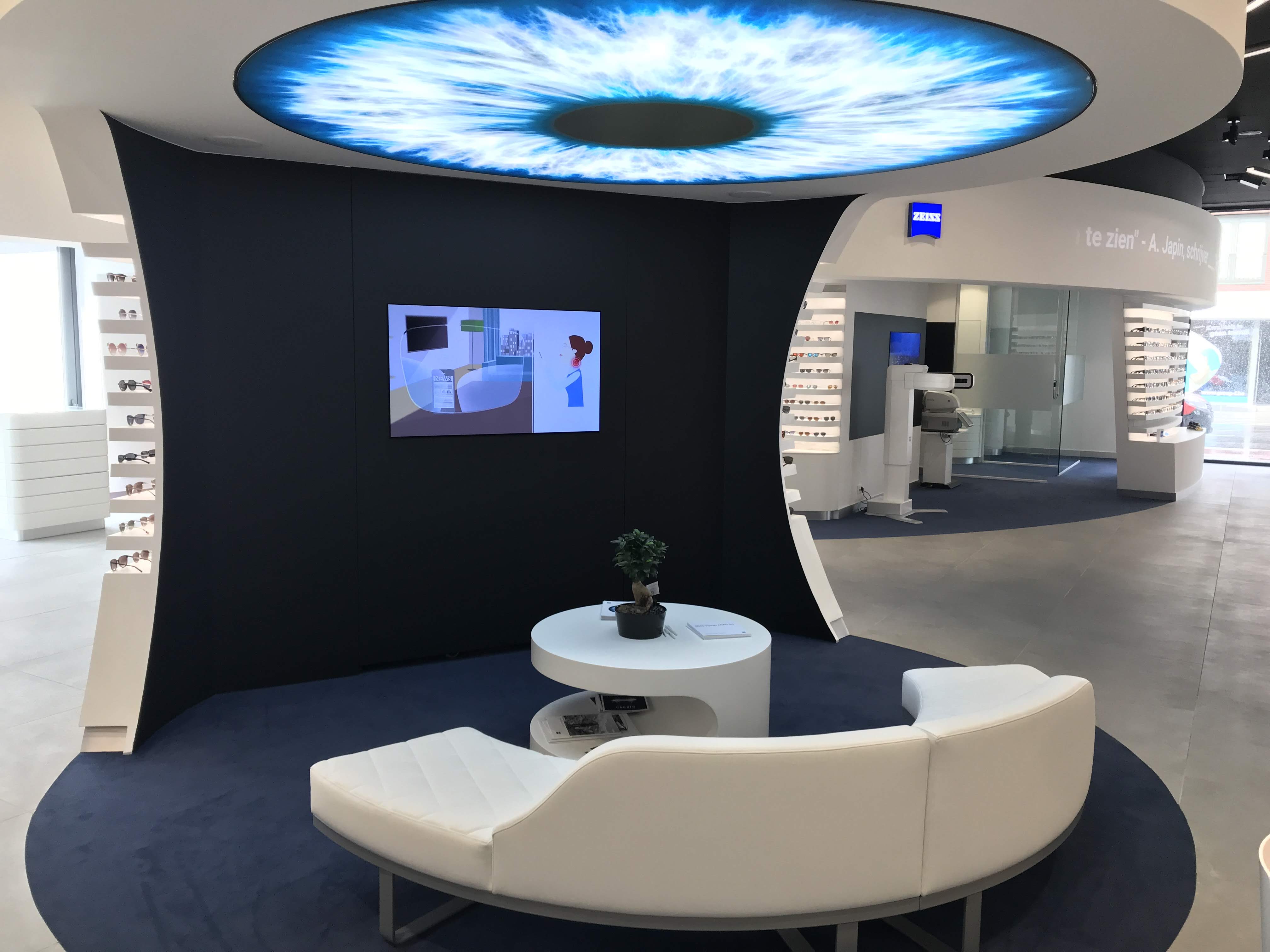 Scherm geïntegreerd in de zithoek van ZEISS Vision Center Asse