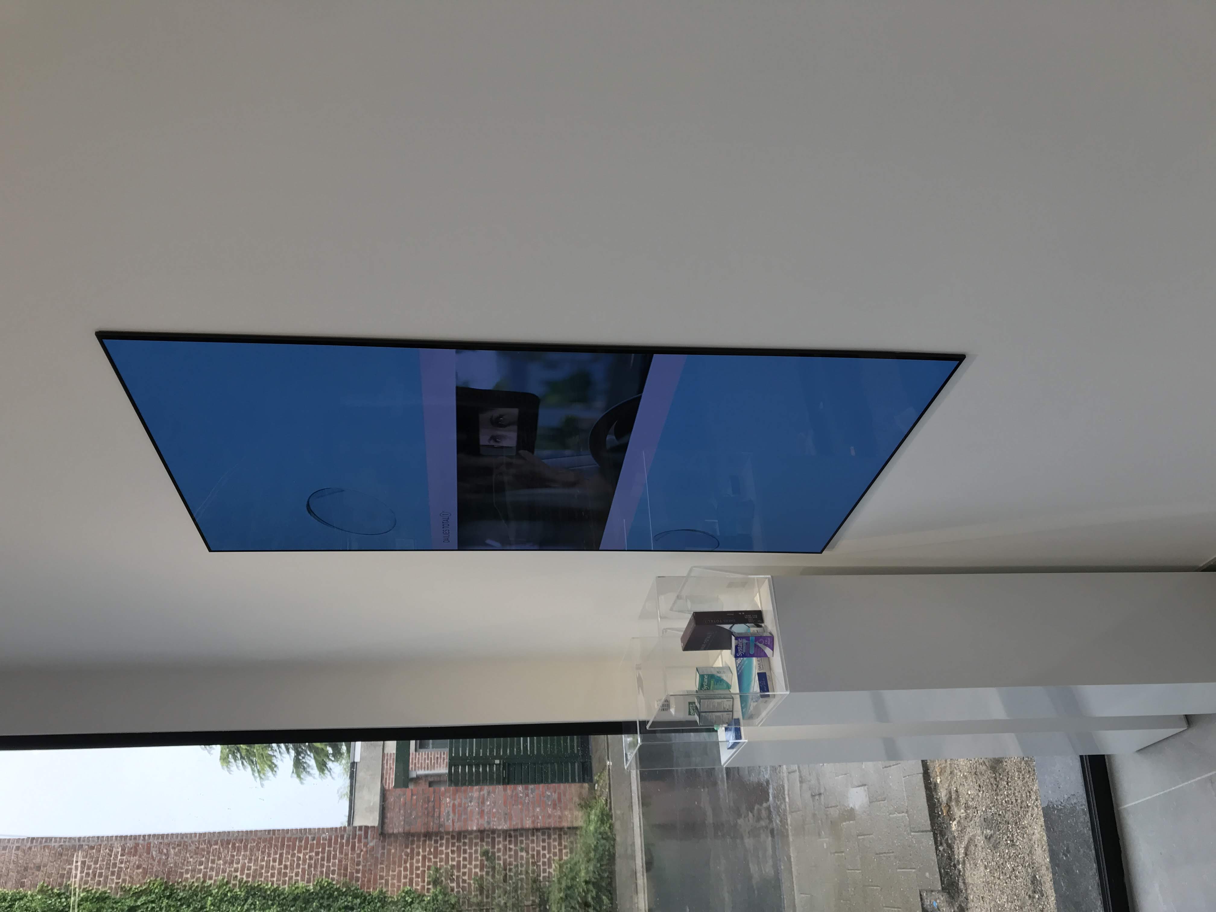 Verticaal scherm tegen de witte wand in de optiekzaak