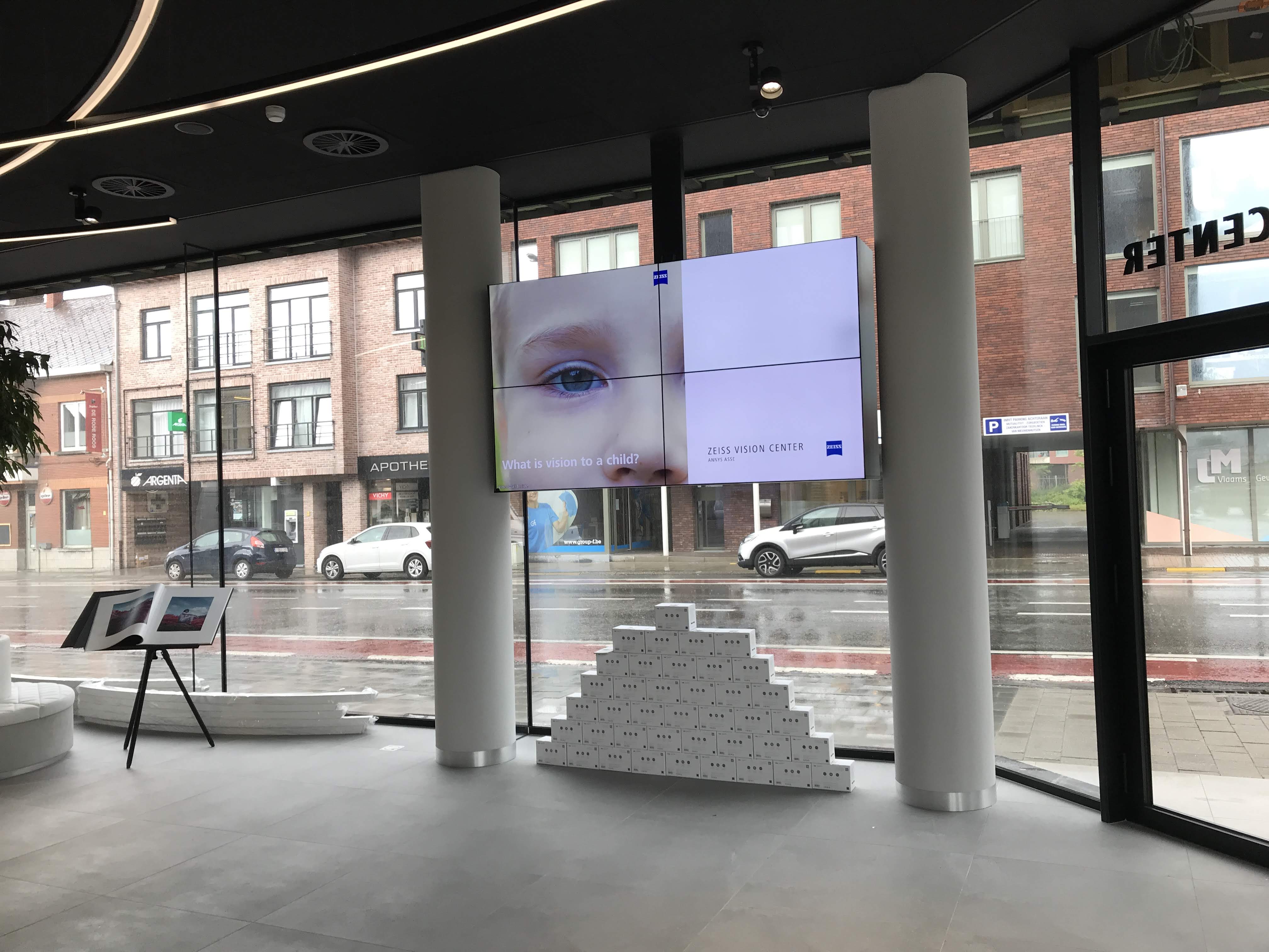 Videowall in de winkel van ZEISS Vision Center Asse