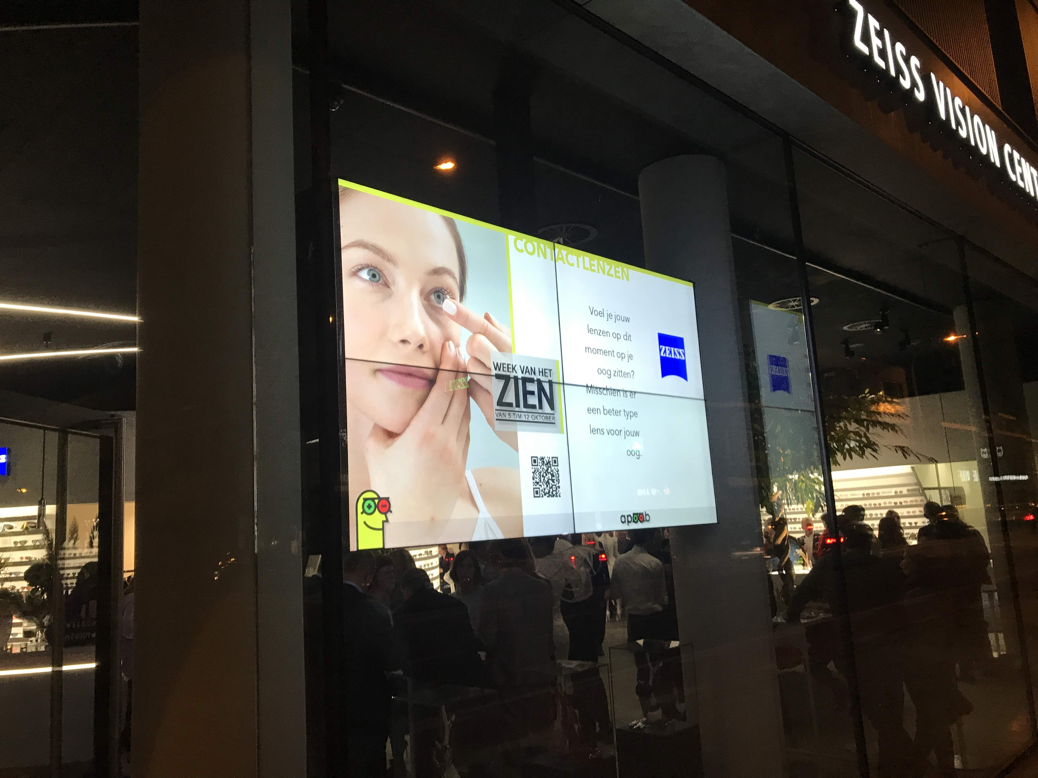 Straatgerichte videowall bij ZEISS Vision Center Asse